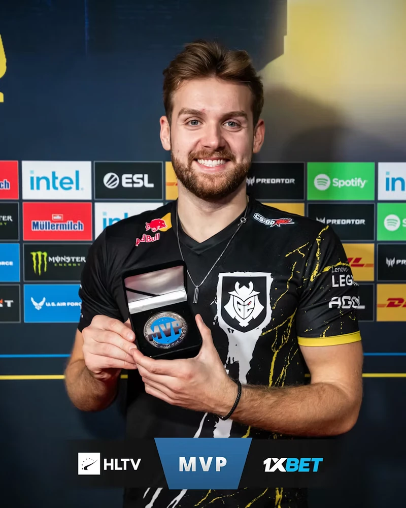 NiKo holding the IEM Cologne 2023 MVP medal