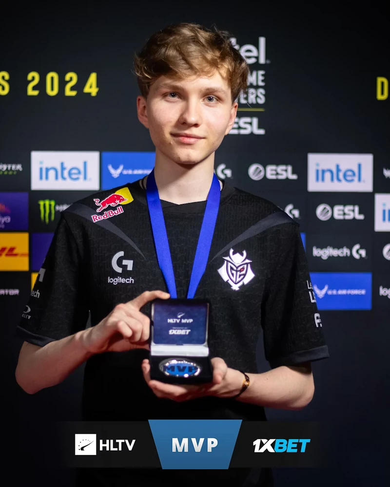 m0NESY holding the IEM Dallas 2024 MVP medal